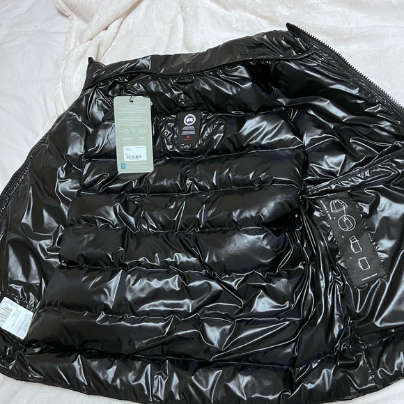 Selling a brand new Canada goose vest NEVER WORN got it as a gift too small - Picture 4 of 4